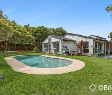 Character filled home including pool and garden maintenance - Photo 2