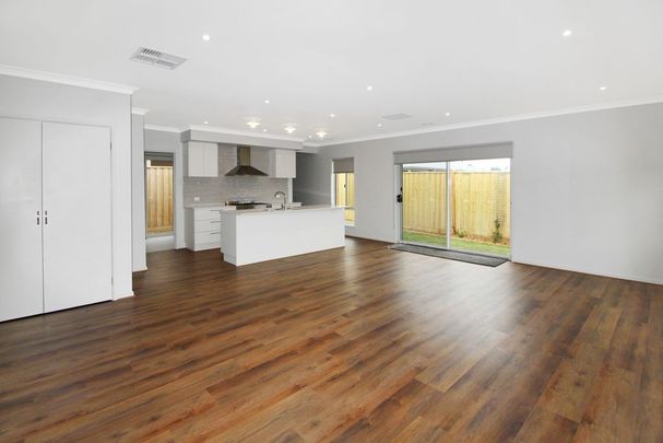 This stunning home is sure to impress! - Photo 1