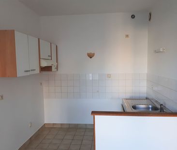 Centre-bourg, appartement en rez-de-chaussée - Photo 3