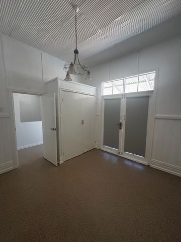 Beautifully Renovated 4-bedroom 2-bathroom Home. - Photo 3