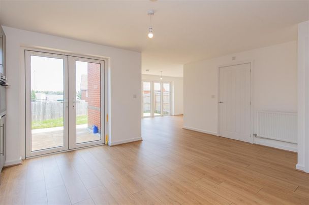 4 bed House - Detached To Let - Photo 1