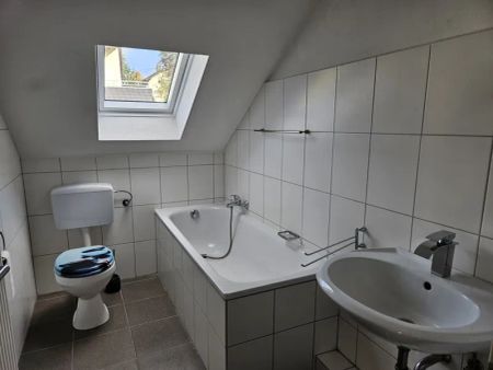 Moderne Dachgeschosswohnung in ruhiger Lage - Photo 4