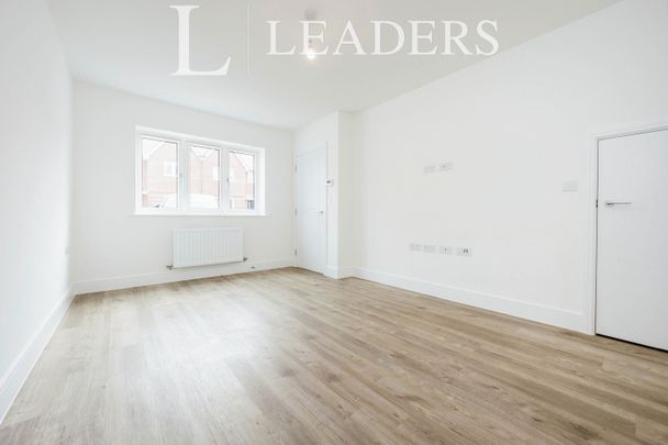 3 bedroom house to rent Friary Grove, Eagle Farm South, Milton Keynes, MK17 - Photo 1