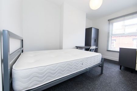 Welton Mount, Hyde Park, Leeds - Photo 4