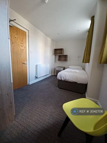 1 bedroom in a house share to rent - Photo 2