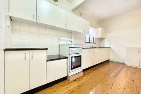 Low-maintenance family living - Photo 2