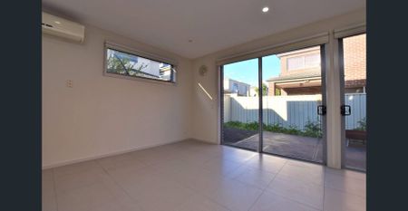 Stylish Family Home in a Prime Sunshine West Location! - Photo 2