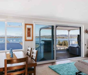 Spacious 4-Bedroom Home With Harbour Views - Photo 4