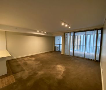 Stunning 2 Bedroom Apartment in Ultra Convenient Location - Photo 1