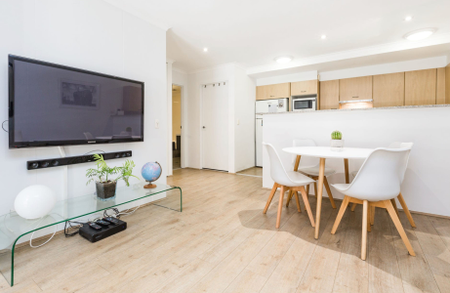 Contemporary Harbourside Haven Boasting Unmatched Convenience - Photo 2