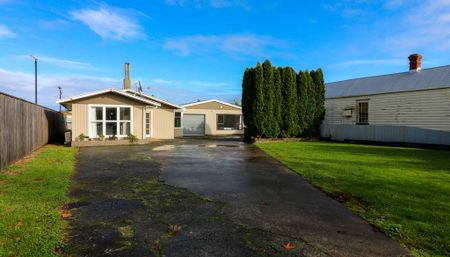 5 Bedroom, 2 Bath, 2 Living! - Photo 3