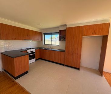 3 Bedroom Home with Large Backyard! - Photo 5