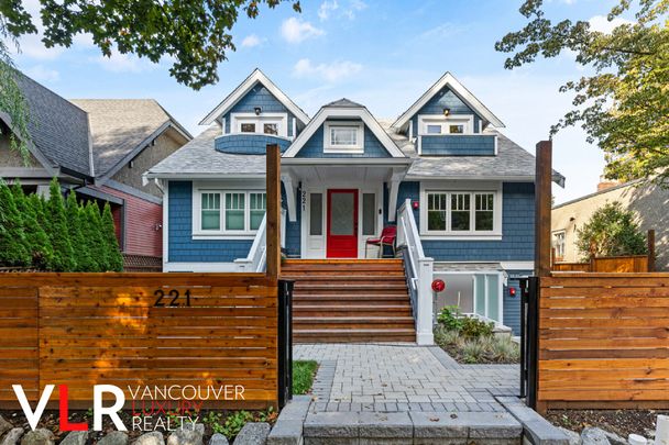 Townhouse in Vancouver West Side, BC - Photo 1