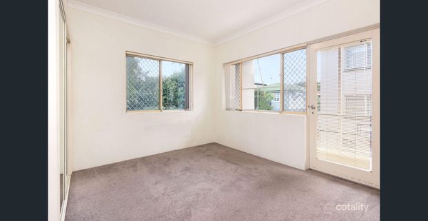 ULTRA CONVENIENT CLAYFIELD LOCATION, 2 BEDROOMS, 1 CAR L/P, POOL - Photo 1