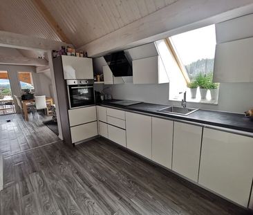 APPARTEMENT 21/2 PIÈCES MANSARDÉ À HEIMBERG (BE), MEUBLÉ, TEMPORAIRE - Foto 2