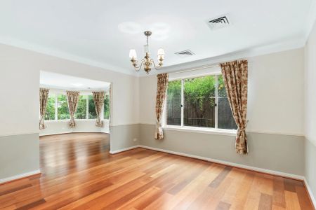 SPACIOUS EXECUTIVE HOME IN EXCLUSIVE CUL-DE-SAC - Photo 2