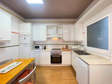 Amplio y luminoso piso amueblado en alquiler en Plaza Mayor, Palma, 3 dormitorios, balcón - Photo 4