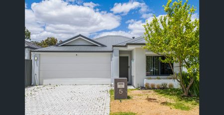 Modern Family Home in Prime Location - 5 Strumpshaw Road, Aveley - Photo 3