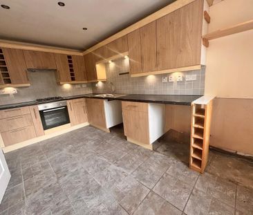 4 bedroom semi-detached house to rent - Photo 6