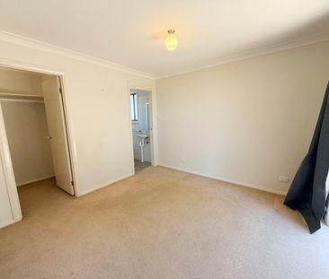 Stylish and Spacious Villa - Photo 3