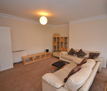 2 bedroom Flat To Let - Photo 2
