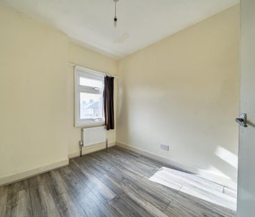 3 bedroom end of terrace house to rent - Photo 4