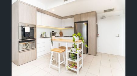 Stylish one bedroom unit plus a multi purpose room and secure car parking - Photo 5