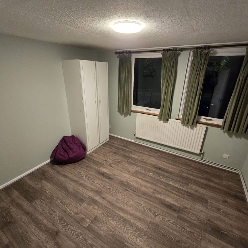 Room in a Shared House, Silver Street, N18 - Photo 1