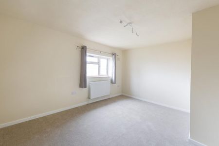 4 Bed House - Photo 5