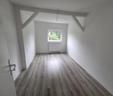 Gemütliche 3-Zimmer-Dachgeschosswohnung mit Einbauküche in Chemnitz... - Photo 1