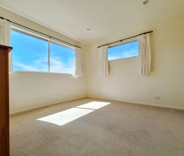 Stunning 3-Bedroom Home with Breathtaking Views in Browns Bay - Photo 5