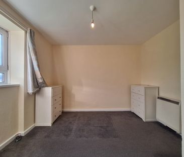 3 Bed Terraced House, Hathaway Crescent, E12 - Photo 4