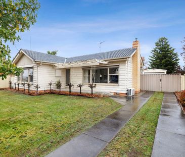 9 Pauls Cres, Wendouree, Vic 3355 - Photo 5