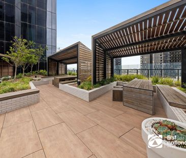 Waterfront 1 Bedroom Apartment in Docklands! - Photo 5