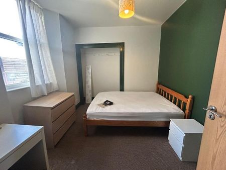 3 bedroom flat to rent - Photo 5