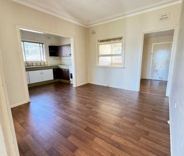 Neat & Tidy Family Home in Prime Location! - Photo 1