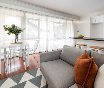 LIGHT AND BRIGHT ONE BEDROOM APARTMENT ON GROUND FLOOR! - Photo 2