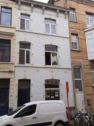 IDEAAL GELEGEN WONING MET 4 SLPK EN STADSTUINTJE, VOOR GEZIN OF CO-HOUSING - Photo 1