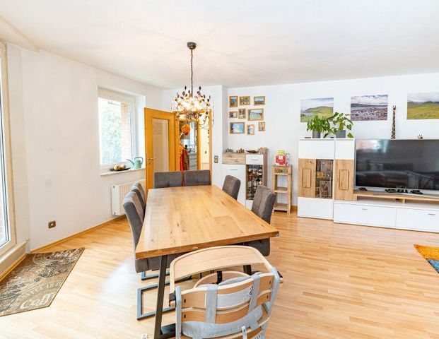 Zentral wohnen über mehrere Ebenen! Zwei Balkone und viel Platz! - Foto 1