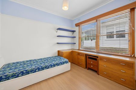 Retro Gem - Refurbished Three Bedroom Home - Photo 5