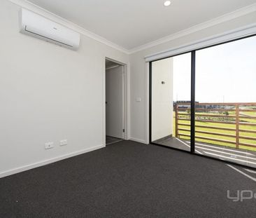 Modern Townhouse - Photo 2