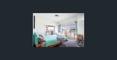 Spectacular Water Views in a Prestigious Location - Photo 3