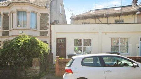 A fantastic opportunity to rent a large 6 bed property in Montpelier. The property is located within walking distance to all the local amenities, to St Andrews Park, Stokes Croft and easy access to Gloucester Road. Please contact for further details... - Photo 3