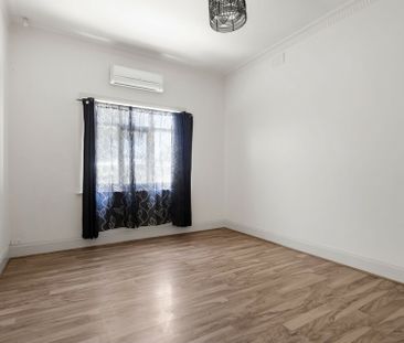 Low-maintenance living with space - Photo 4