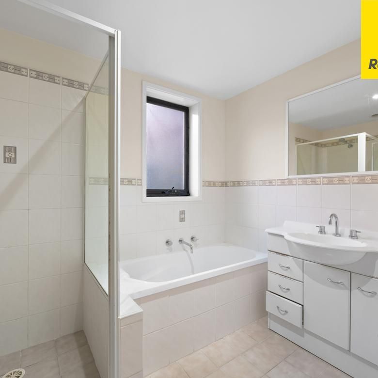 Spacious living in an unbeatable location! - Photo 1