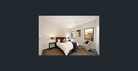 Charming Three Bedroom Townhouse - Photo 4