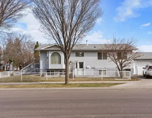 3 Bedrooms/2 Full Baths Main Floor with Attached Single Garage | 15240 104 Avenue Northwest, Edmonton - Photo 1