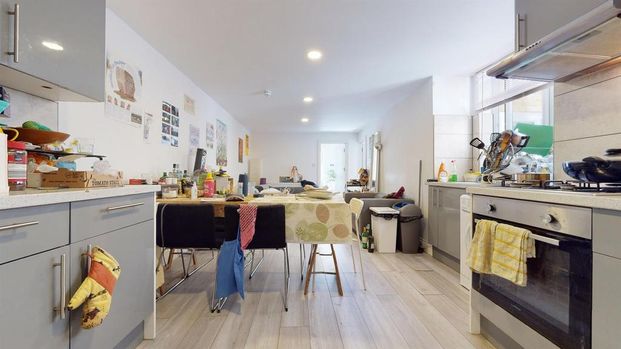 4 bedroom flat to rent - Photo 1