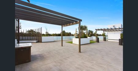 Nearly new 2 bedrooms Plus Large Yard Apartment- huge cage - Photo 2