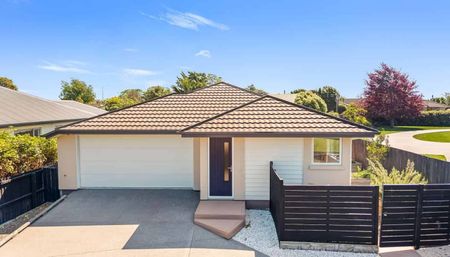 Lovely Three Bedroom Family Home! - Photo 2